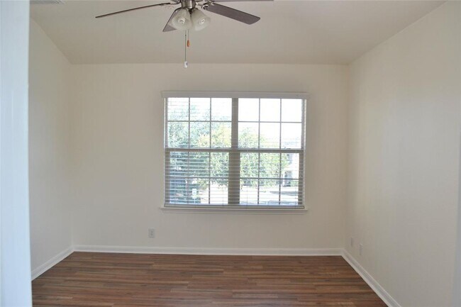 Building Photo - 9201 Brodie Ln