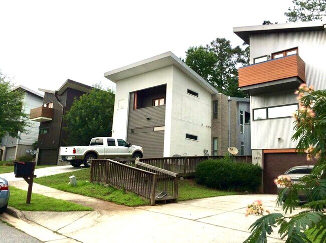 Building Photo - 2466 Lake Dr SE