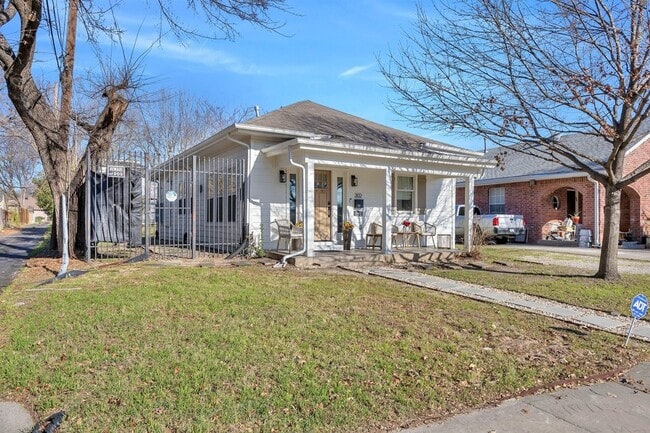 Building Photo - 302 S Saint Mary Ave