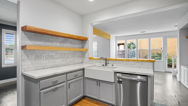 Building Photo - MODERN AND CONVENIENT 3 BR/2.5 BA LIVING I...