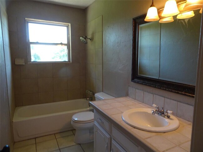 Building Photo - 600 Oak Creek Dr