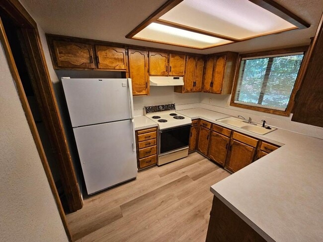 Building Photo - Move in Now and December 2025 rent is Free...