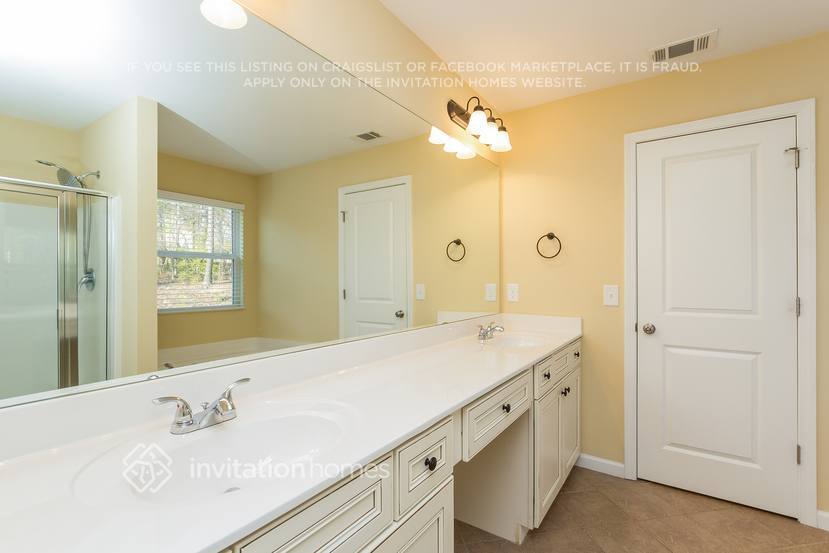 Building Photo - 1313 Invermere Dr SE