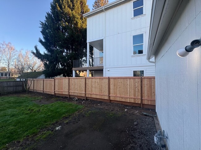 Building Photo - 449 SE 4th Ave