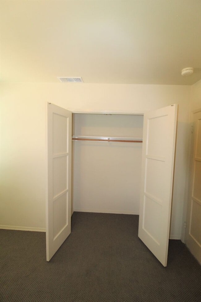 Building Photo - Quaint Home in Desirable Midtown Neighborhood!