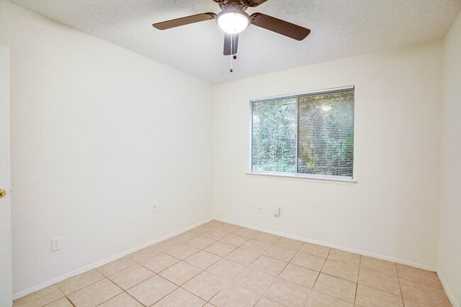 Building Photo - 10310 Little Pebble Dr