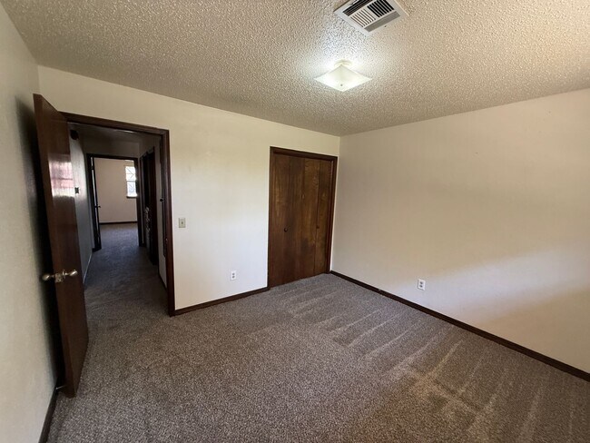 Building Photo - 704 Ashley Dr