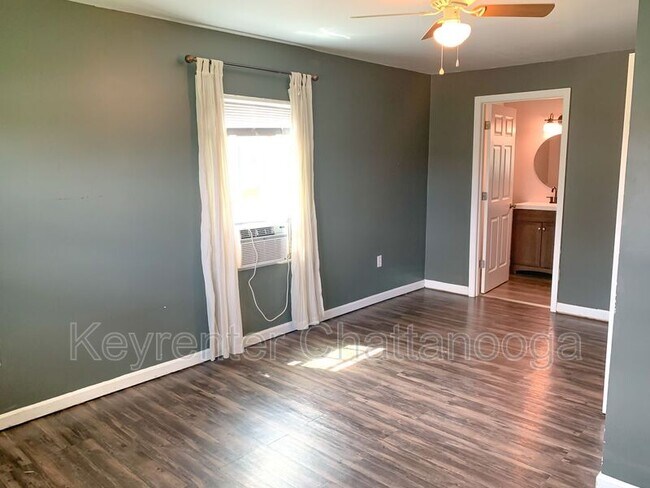 Building Photo - 827 Woodmore Ln