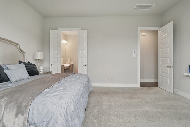 Building Photo - 1329 Stoneleigh Pl