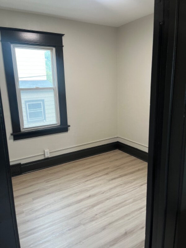 Building Photo - 4260 South Park Ave