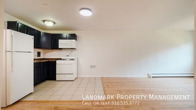 Building Photo - 2401 W Balmoral Ave