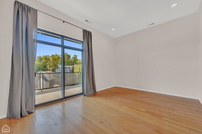 Building Photo - 1843 W North Ave