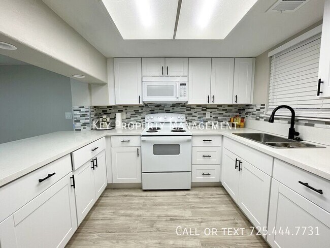 Building Photo - MODERN 2 BED, 1.5 BATH TOWNHOME LOCATED IN...