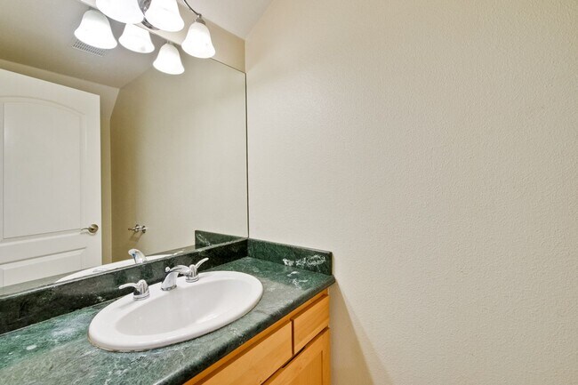 Building Photo - Awesome Home Located in a Quiet Tree Line Neighborhood