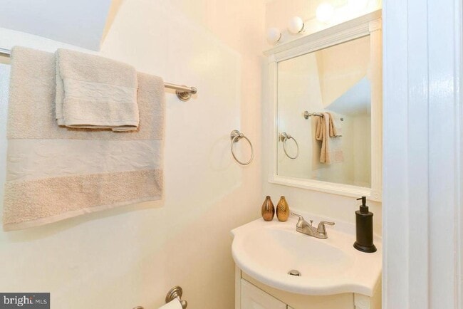 Building Photo - 1648 L St NE