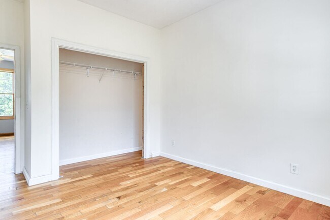 Building Photo - 5 to 8 Bedrooms. Pet Friendly.