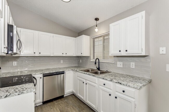 Building Photo - WEST Side Duplex for rent! Spacious 3 bed/2 bath duplex for rent! Move In Special- 1/2 off 2nd mo...
