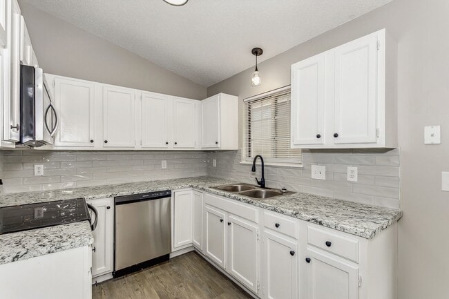 Building Photo - WEST Side Duplex for rent! Spacious 3 bed/2 bath duplex for rent