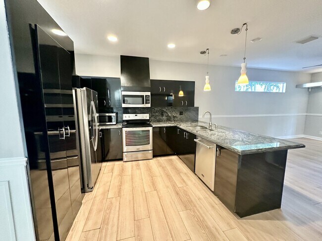 Building Photo - 702 Via Toscana Via