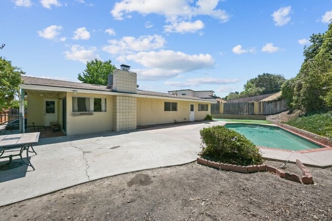 Building Photo - Private pool oasis!