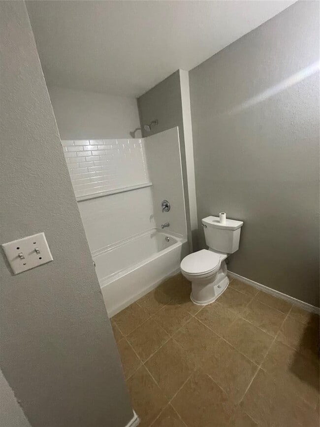 Building Photo - 5309 Woodland Oaks Ct