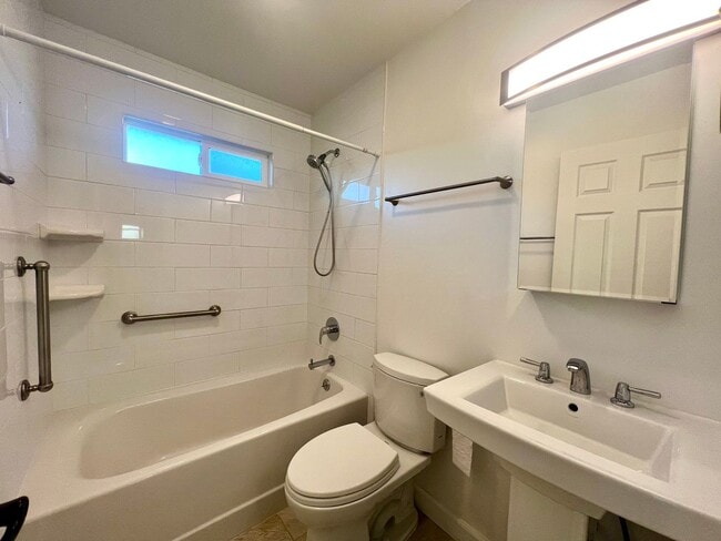 Building Photo - 304 Rosario Dr