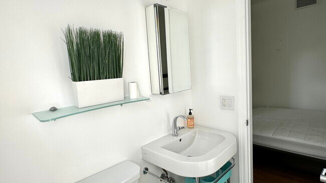 Building Photo - Beachgardens Condo - Unit 8