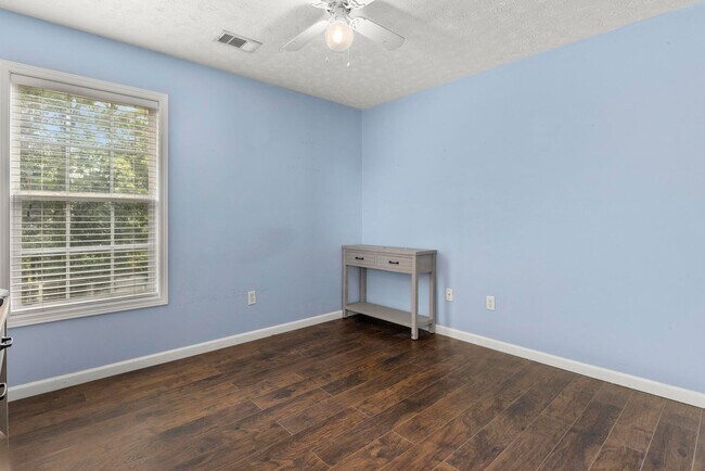 Building Photo - 5 Bedroom House in Auburn - Up to 5 unrela...