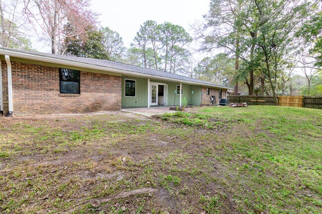 Building Photo - 1688 Vine Ave