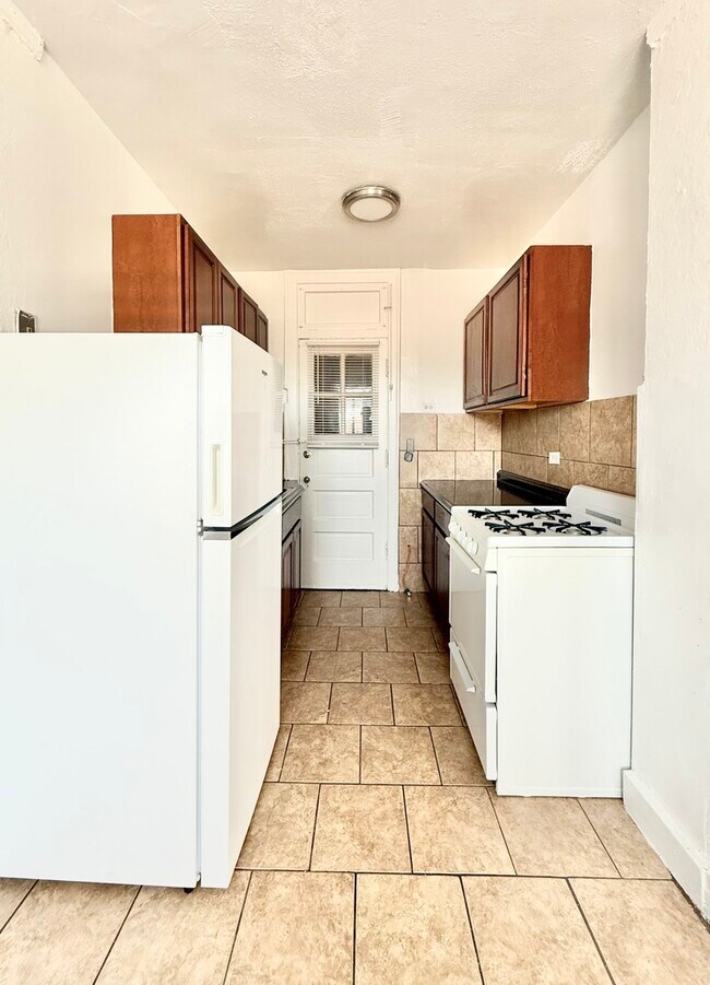 Building Photo - 2801 W Lunt Ave