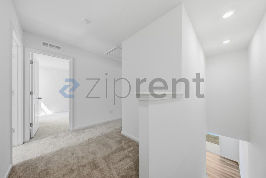 Building Photo - Unit