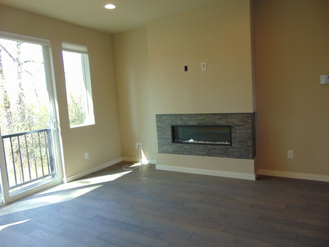 Building Photo - Gorgeous Renton Townhome - 2BR/2.5BA with ...