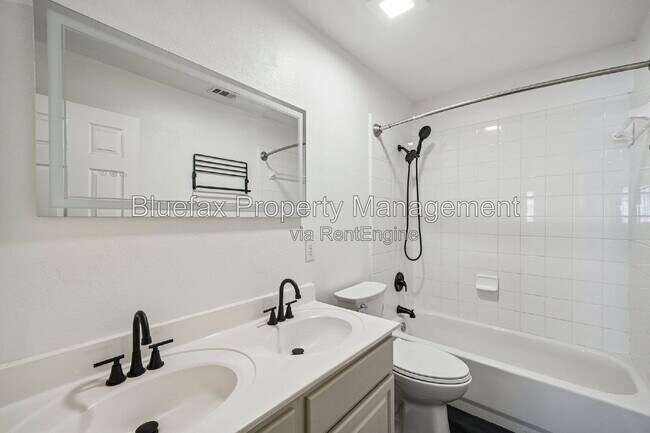 Building Photo - 315 Hollow Grove