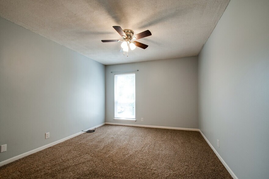 Building Photo - 515 Basswood Ave