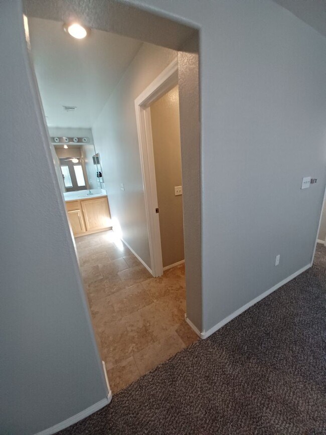 Building Photo - Spacious Tri-Level Home with 4 Bedrooms & ...
