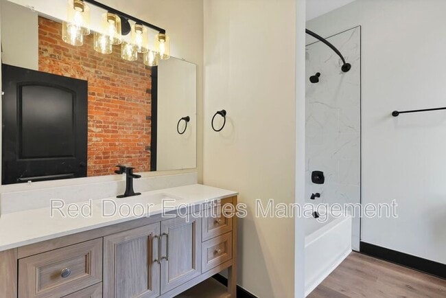 Building Photo - 530 1/2 N Columbus St