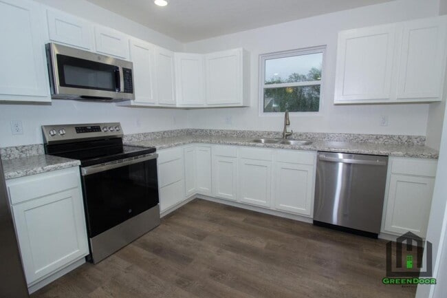 Building Photo - 303 Lion St