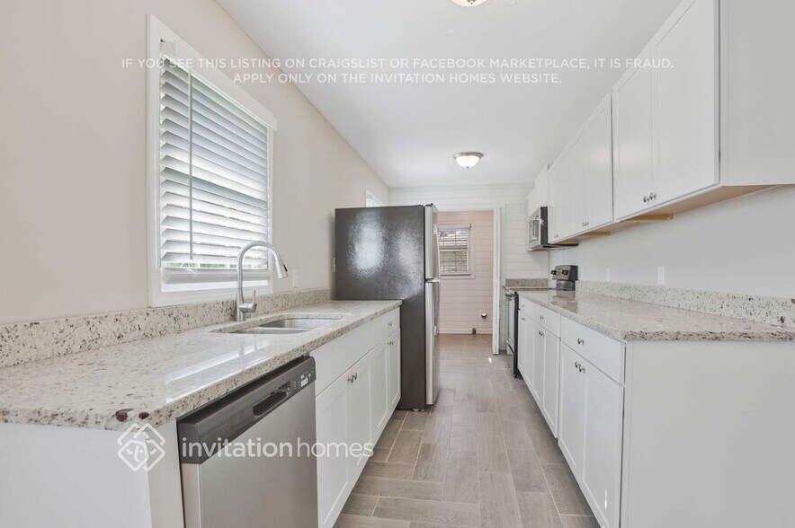 Building Photo - 3899 Summit Dr