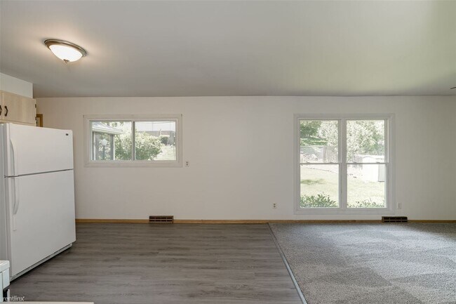 Building Photo - 3 br, 1.5 bath House - 321 Rowe Drive