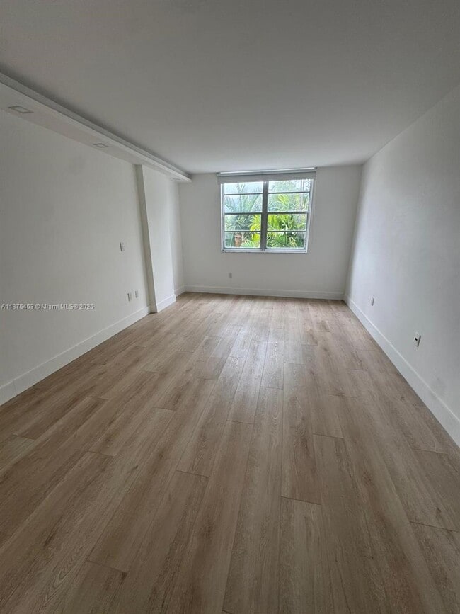 Building Photo - 500 Bayview Dr