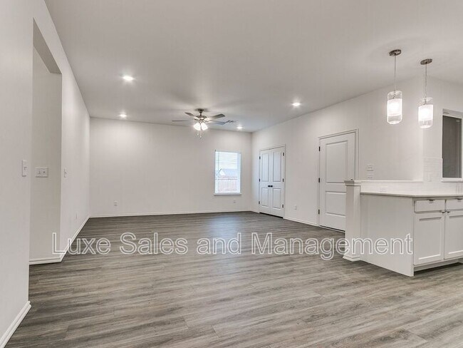 Building Photo - 10908 Oak Holw Ln