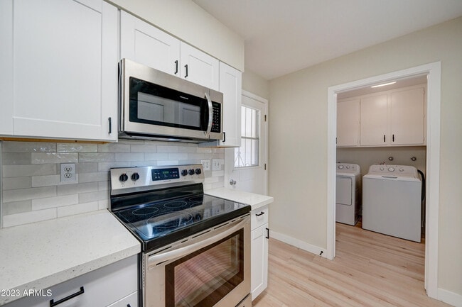 Building Photo - 10144 W Cheryl Dr