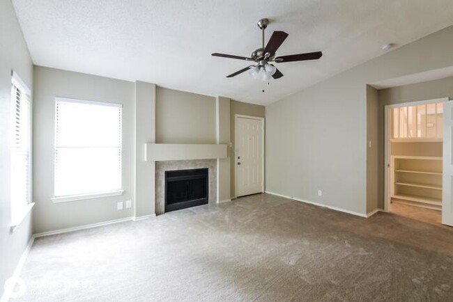 Building Photo - 9646 Quiet Lk, San Antonio, TX 78254