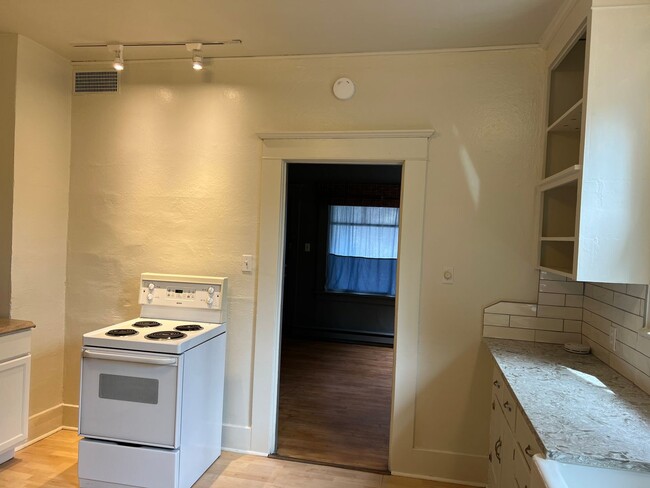 Building Photo - Beautifully updated 1 bedroom 1 bathroom d...