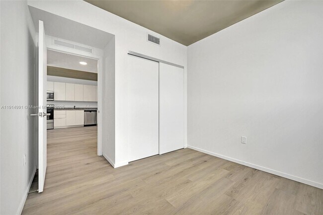 Building Photo - 475 NE 125th St