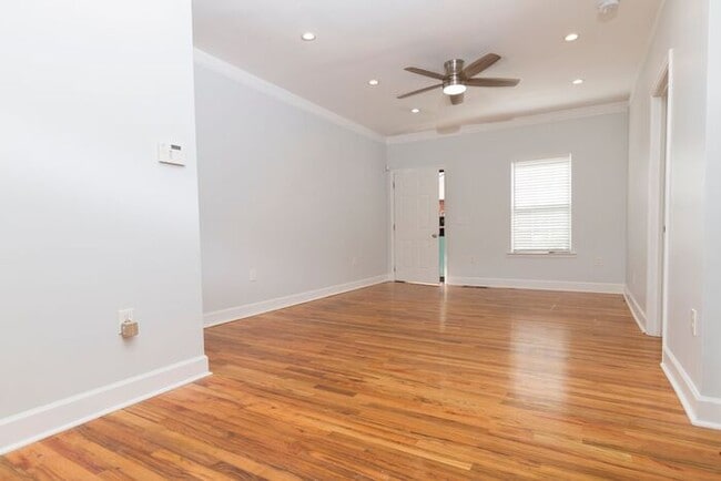 Building Photo - Newly Renovated 4 bedroom 3 bath townhome