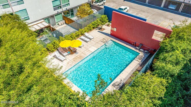 Building Photo - 727 E Portland St