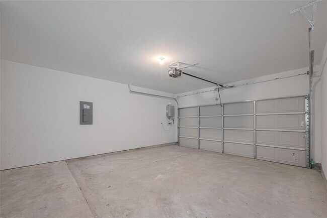 Building Photo - 3017 La Latina Dr