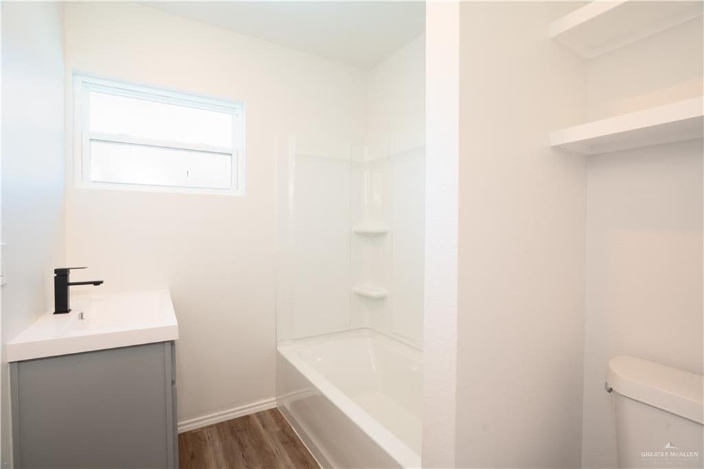 Building Photo - 802 Redwood Ave