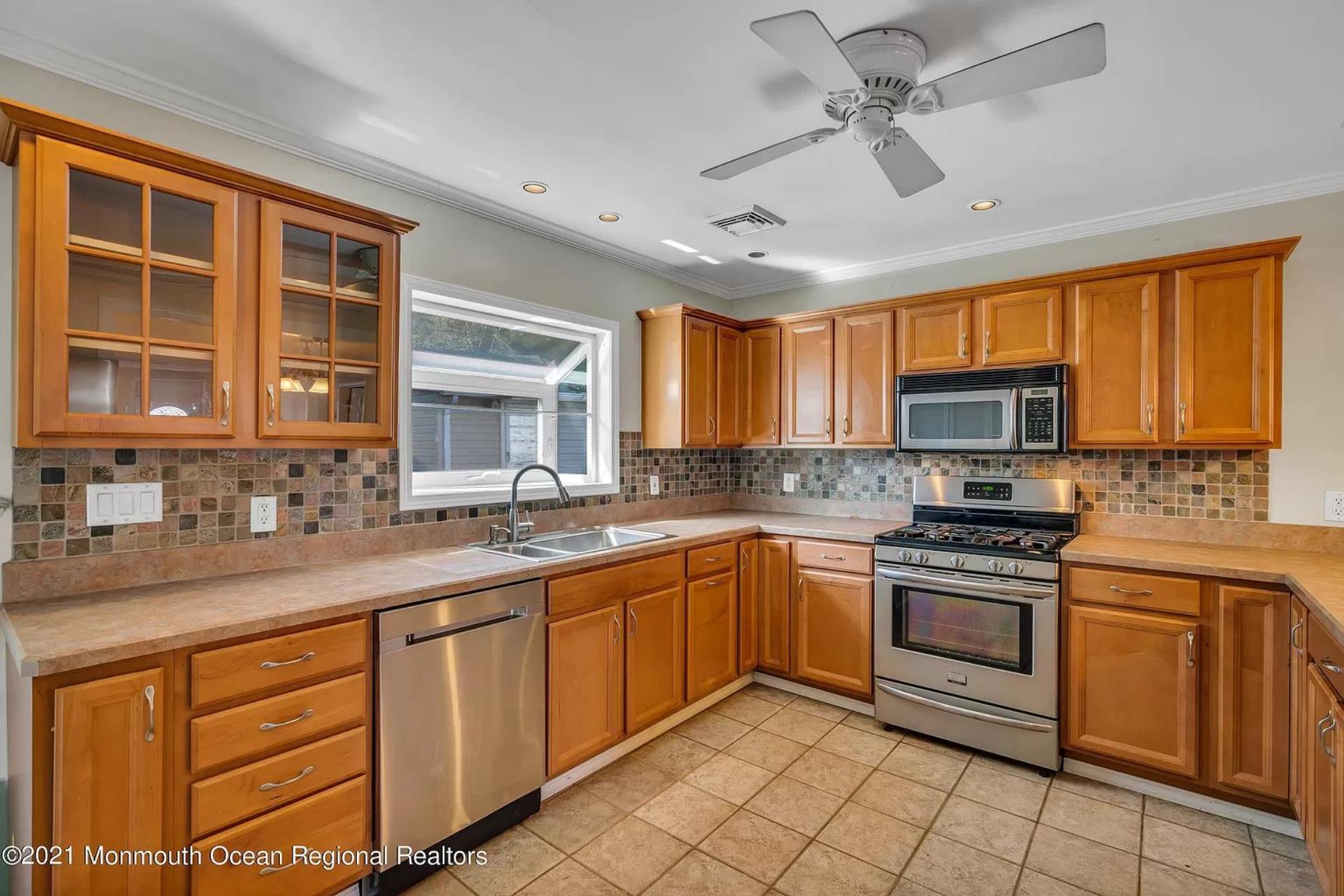 Building Photo - 6 Locust St